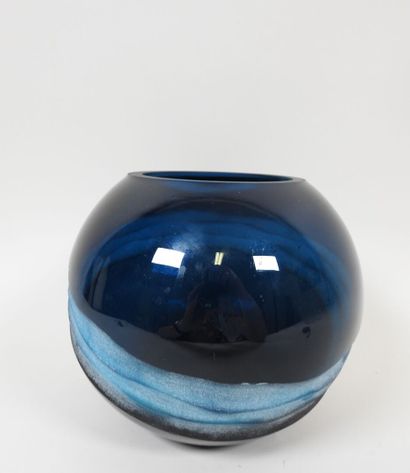 Vase boule en verre teinté bleu à décor gravé...