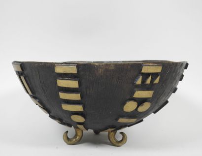Coupe en bronze à décor en relief de motifs...