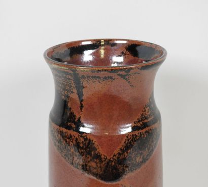 Vase en grès à glaçure dans les tons rouge...