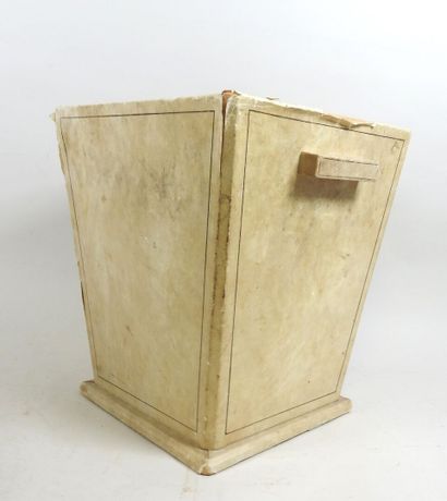 Corbeille en bois recouvert de parchemin,...