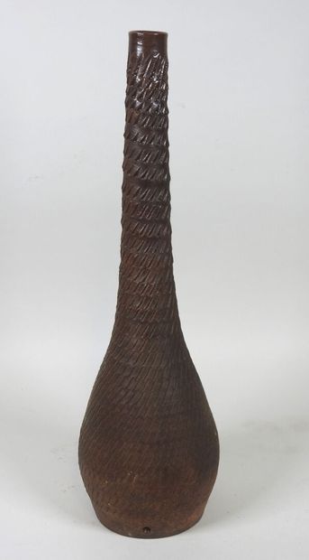 Vase en céramique brun à décor de lignes...