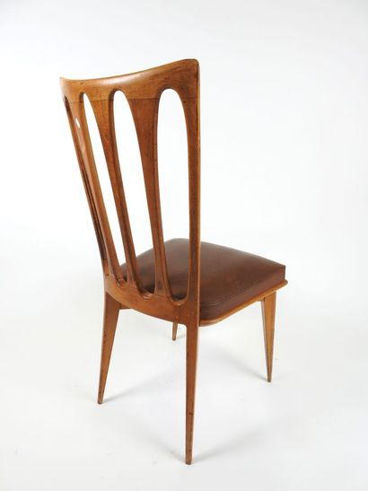 Suite de six chaises en bois, le dossier...