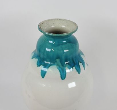 Vase en céramique de forme balustre, le col...