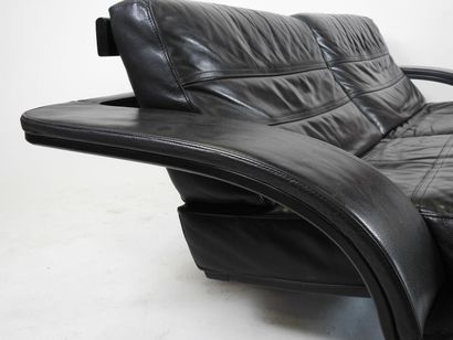 Banquette de repos en bois teinté noir, les...