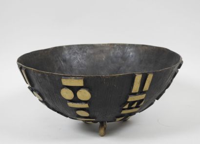 Coupe en bronze à décor en relief de motifs...