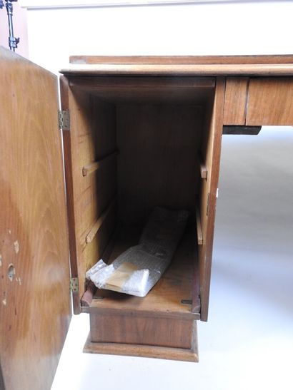 Bureau en bois et placage de forme légèrement...