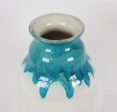 Vase en céramique de forme balustre, le col...