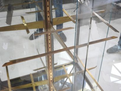 Vitrine d'angle en laiton à fond miroir à...