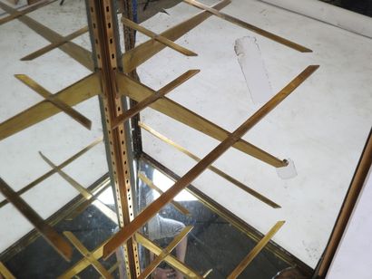 Vitrine d'angle en laiton à fond miroir à...