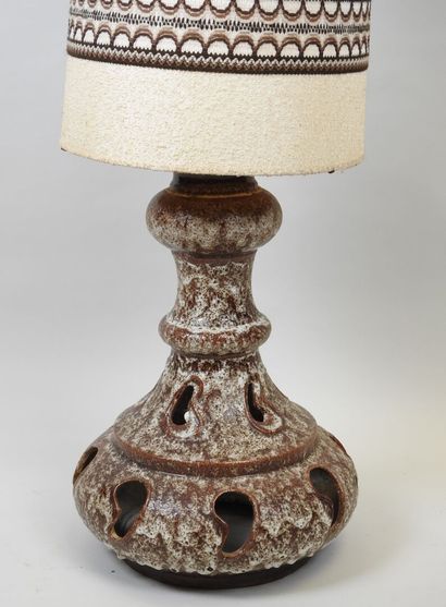 Lampe à poser en céramique ajourée à décor...