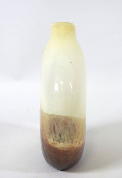 Vase soliflore en verre teinté beige et marron.
XXe.
20...