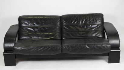 Banquette de repos en bois teinté noir, les...