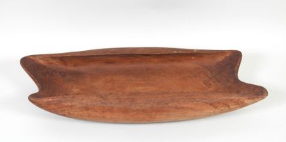 Corbeille de forme libre en bois sculpté.
9...