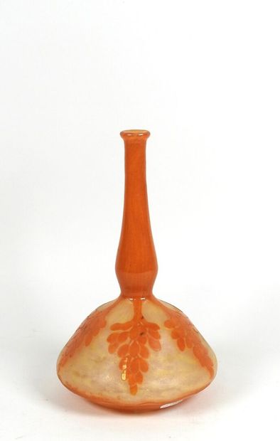 École début XXe. 
Soliflore en verre orange...