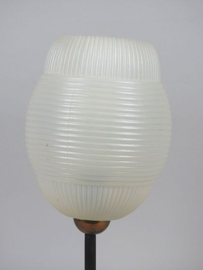 Lampe à l'abat jour en plastique et le pied...