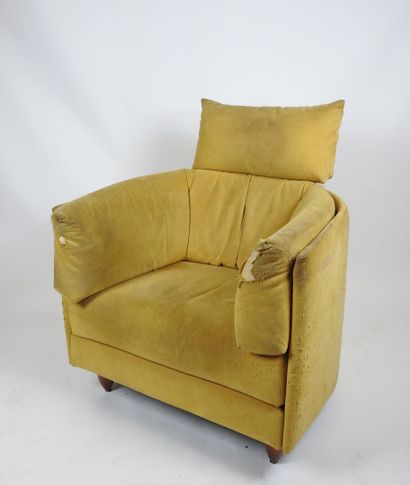 Paire de fauteuils, structure en bois recouvert...