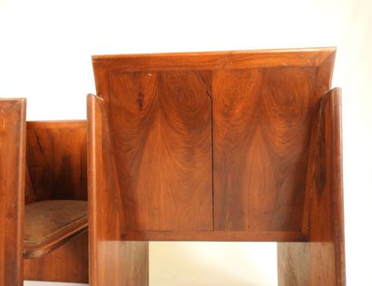 Paire de fauteuils en bois exotique, l'assise...