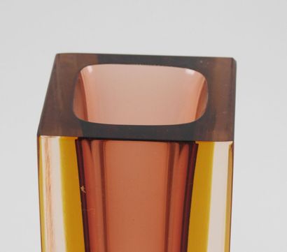 MURNAO, XXe.
Vase rectangulaire modèle 