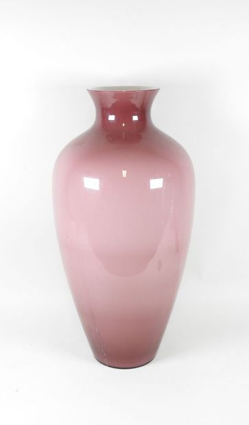Important vase balustre en verre teinté mauve....