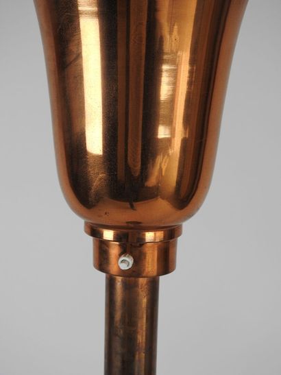 Lampadaire en cuivre et bois, l'abat-jour...