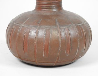 École XXe.
Vase à long col en céramique marron...