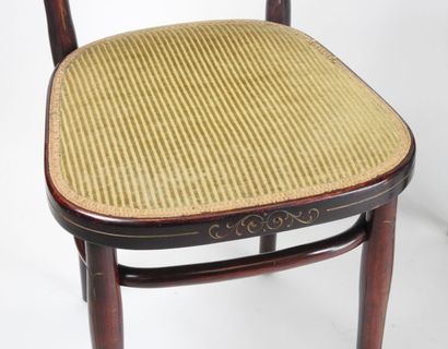 THONET.
Ensemble comprenant un fauteuil et...