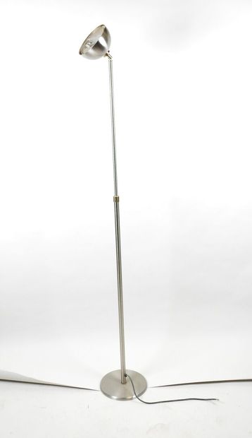 Lampadaire en métal chromé, le fut réglable,...