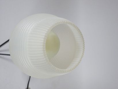 Lampe à l'abat jour en plastique et le pied...