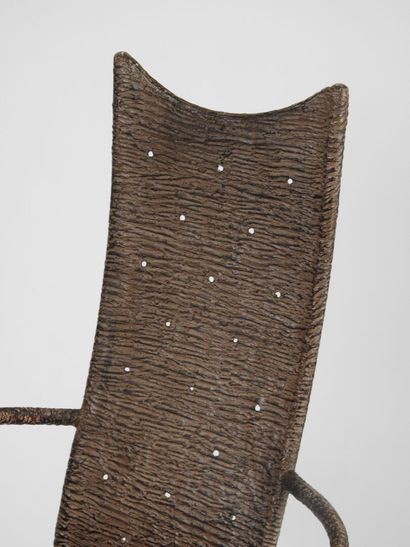 Ensemble comprenant un miroir et quatre fauteuils...