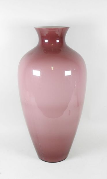 Important vase balustre en verre teinté mauve....
