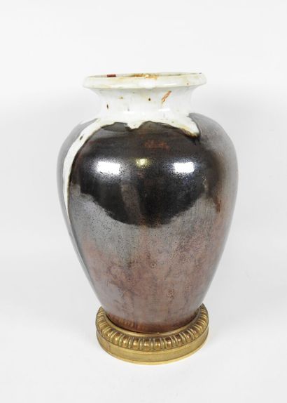 École début XXe.
Important vase en grès à...