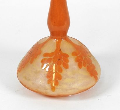 École début XXe. 
Soliflore en verre orange...