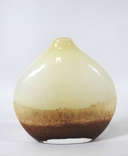 Vase soliflore en verre teinté beige et marron.
XXe.
20...