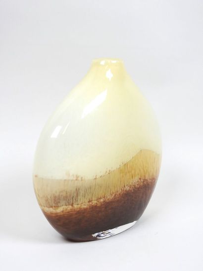 Vase soliflore en verre teinté beige et marron.
XXe.
20...