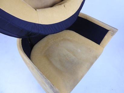Paire de fauteuils, structure en bois recouvert...