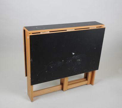 Table à deux volets pliants en bois et stratifié.
Travail...