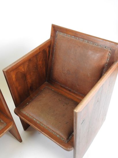 Paire de fauteuils en bois exotique, l'assise...