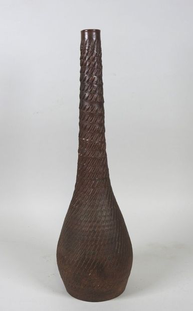 Vase en céramique brun à décor de lignes...