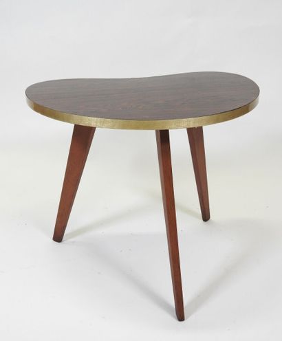Petite table de forme rognon tripode en bois...