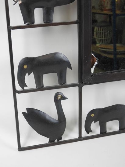 Miroir rectangulaire en fer forgé à décor...
