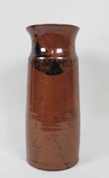 Vase en grès à glaçure dans les tons rouge...