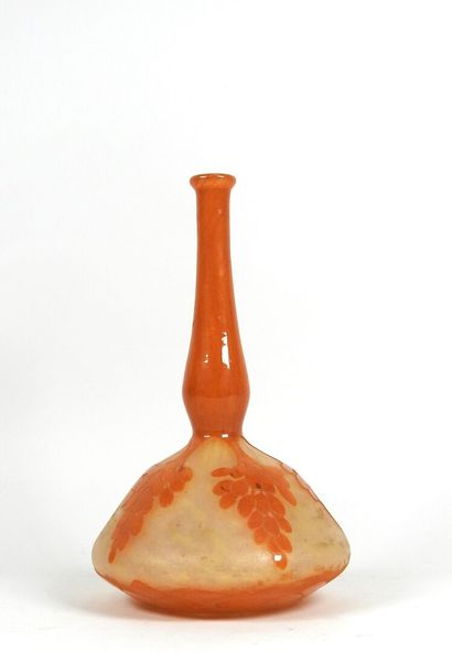 École début XXe. 
Soliflore en verre orange...