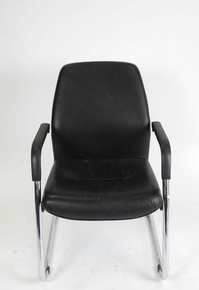 Suite de quatre fauteuils à structure tubulaire...