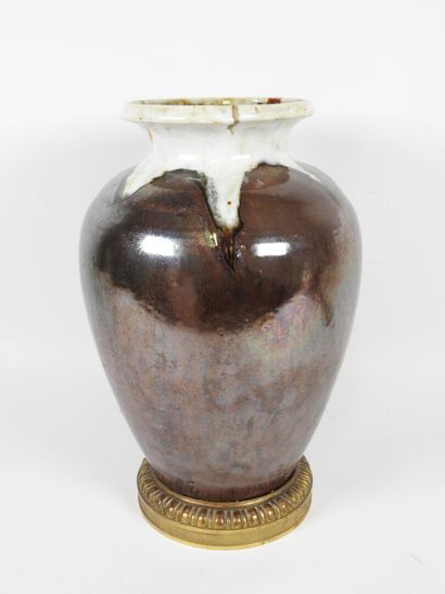 École début XXe.
Important vase en grès à...