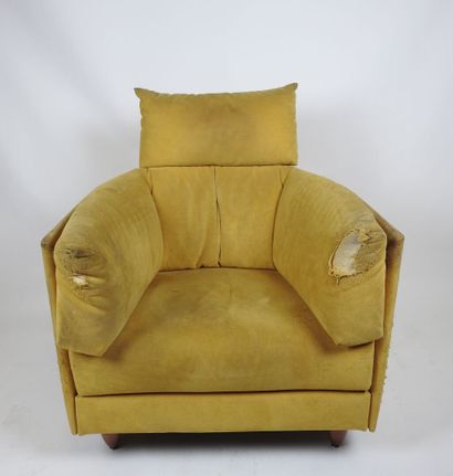 Paire de fauteuils, structure en bois recouvert...