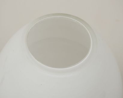 Lampe fusée en verre teinté blanc reposant...