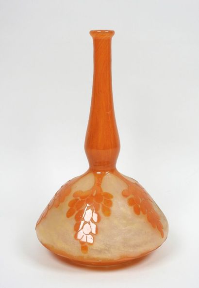 École début XXe. 
Soliflore en verre orange...