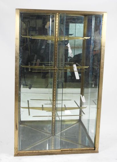 Vitrine d'angle en laiton à fond miroir à...
