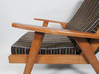 Fauteuil en bois, garniture de tissu et laine...