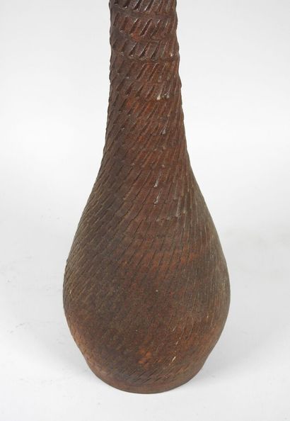 Vase en céramique brun à décor de lignes...